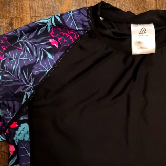 Rash guard - Picture 1 of 3